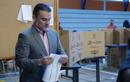 Serrano cumplió con su derecho al voto en horas de la mañana.