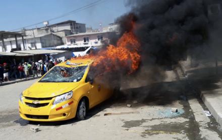 Durante los disturbios en Posorja, ocurridos el pasado martes, un taxi fue incinerado.