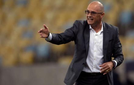 Alfredo Arias cerró anoche su paso por filas azules. Durante dos años el director técnico uruguayo le dio un título y un subtítulo a Emelec. Su futuro parece estar en la Universidad de Chile.