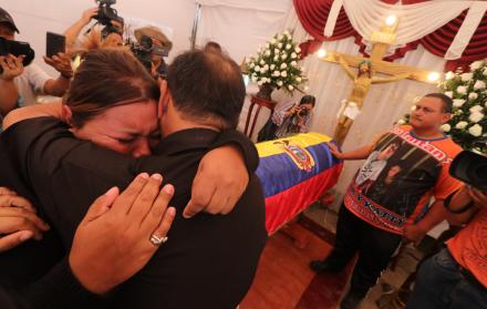 Velación. Los restos de Óscar Villacís llegaron antes de las tres a Santo Domingo. 