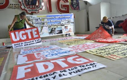 Mientras unos disfrutan de este último día del feriado, los sindicatos de trabajadores marcharán por calles de Guayaquil en conmemoración del Día Internacional del Trabajo. En la imagen, dirigentes del Frente Unitario de Trabajadores en Guayas preparan pa