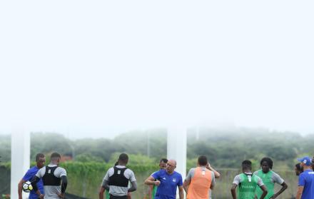 Recursos. La persistente lluvia que cayó ayer sobre Guayaquil nuevamente obligó a los azules a trasladar su lugar de entrenamiento al parque Samanes.