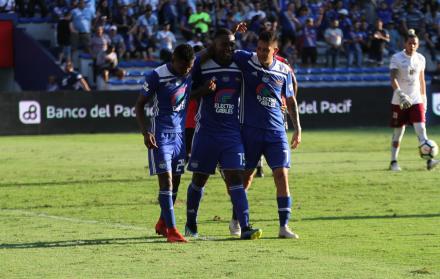 Felicidad. Brayan Angulo (c) pasa por un gran momento en el campeonato nacional y ayer marcó su decimoctavo gol en el torneo nacional. La asistencia del único tanto del partido la hizo el argentino, Joel López Pissano (d).