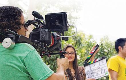 En Guayaquil la especialización en cinematografía no se ofreció hasta 2015. Los alumnos que querían cursar la carrera debían hacerlo en Quito. 