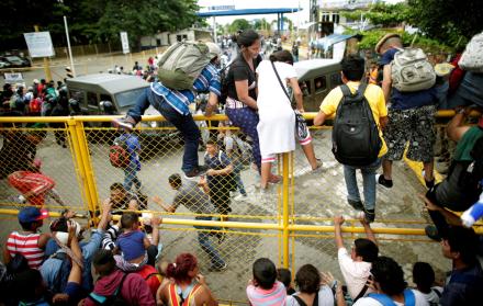 Después de momentos de tensión, por el sofocante calor y el hacinamiento, la multitud sobrepasó el cordón policial y se limitó a cruzar la frontera ante la mirada pasiva de los agentes.