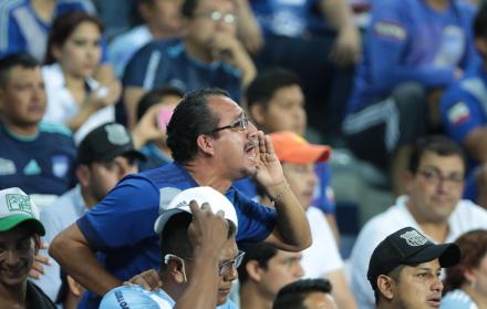 Al término del partido algunos aficionados criticaron en duros términos el accionar de varios jugadores de Emelec, quienes se retiraron rápidamente.