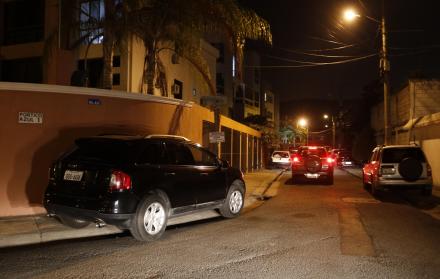 Los carros ubicados en las veredas generan incomodidad a los peatones y que la calle se haga más estrecha.