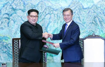 Las dos Coreas celebran histórica cumbre con compromiso de conseguir la paz