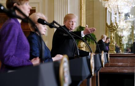 “Hasta que podamos tener un muro y una seguridad adecuada, vamos a estar vigilando nuestra frontera con el Ejército”, dijo Trump.