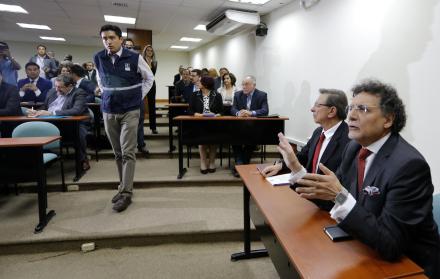 Dos horas con cinco minutos tomó la lectura. Pablo Celi, contralor subrogante, acompañó al equipo auditor. En la sala estuvieron unos 30 funcionarios implicados en el examen así como sus defensores. También participaron los integrantes de la veeduría ciud