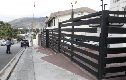 Seguridad. Los dueños de las viviendas de la calle Segunda han optado por poner mallas eléctricas encima de los garajes para evitar más robos.