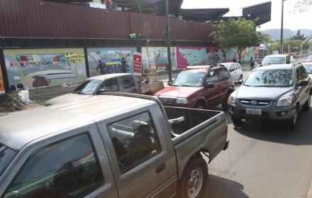 Sector. Imagen del tránsito vehicular en la avenida Kennedy, ayer al mediodía. Al fondo, parte del nuevo complejo que abrirá el 29 de noviembre.