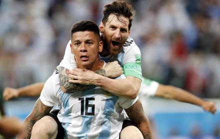 Marcos Rojo y Messi celebran la segunda anotación e Argentina. 
