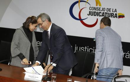 Postura. Gustavo Jalkh ha mostrado inquietud sobre ambos procesos.