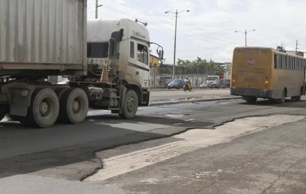 En algunos tramos de la avenida 25 de Julio ha desaparecido la carpeta asfáltica, afectando la circulación vehicular.