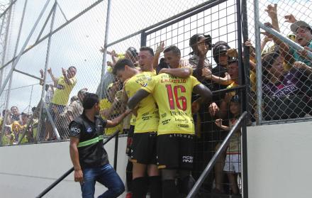 Experiencia. Luego de anotar el gol, Damián Díaz se lo ofreció a la barra amarilla que estuvo ayer en el Jocay. El gesto populista del Kitu tuvo como finalidad reconciliarse con la afición, luego de lo sucedido en la Copa Sudamericana.