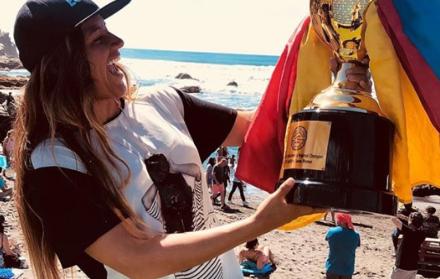 Nivel. La surfista recibió en Chile el trofeo WSL que la acredita con la #1 en Sudamérica.