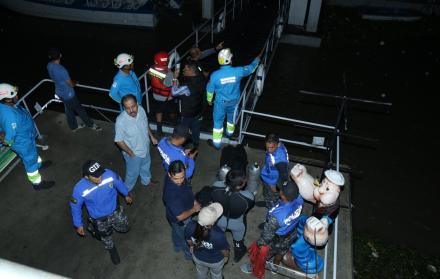 Primeras labores de rescate para ayudar a los tripulantes de la embarcación.