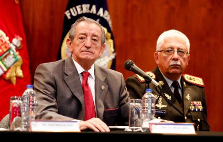 El nuevo ministro de Defensa de Ecuador, Oswaldo Jarrín (i), junto al nuevo comandante del Ejército de Ecuador, Roque Moreira (d).