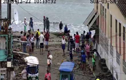 El malecón de Súa, en Atacames, resultó destruido por las fuertes olas.