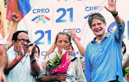 El líder del movimiento CREO, Guillermo Lasso (d), comparte tarima con Bolívar Rosero (i), candidato a la Alcaldía de Guayaquil por el Partido Sociedad Patriótica, en un evento organizado por esta primera organización política por el Día de la Madre.