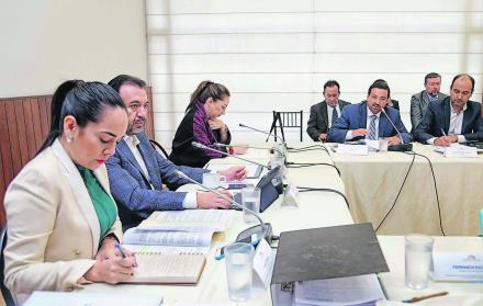 Asamblea. Los legisladores recién comienzan a interesarse por los costos de los servicios financieros.