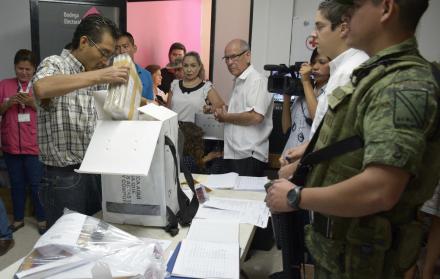 Vigilancia. Una casilla electoral custodiada por miembros del Ejército y ciudadanos, en Culiacán, Sinaloa.