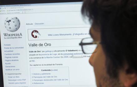 Información. Un usuario de Wikipedia busca datos en esta enciclopedia libre que tiene Internet.