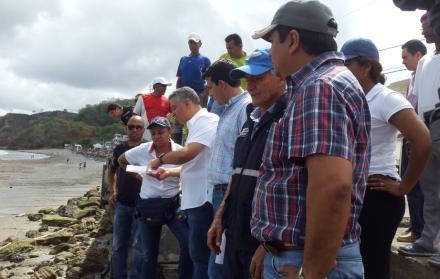 La directora del Servicio Nacional de Gestión de Riesgos, María Alexandra Ocles, durante un recorrido por Súa, junto a otras autoridades nacionales y locales. (Riesgos Ecuador)