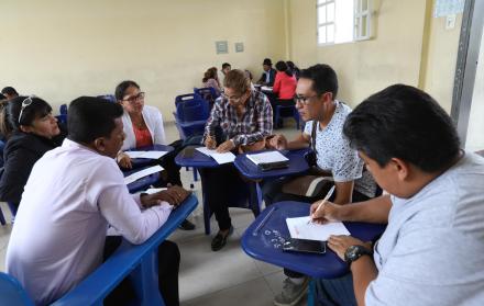 Taller. En mesas de trabajo, los maestros definieron las necesidades de capacitación en varias asignaturas.