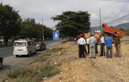 Recorrido. La comitiva realizó alrededor de cinco paradas para constatar los problemas que tiene el sector.