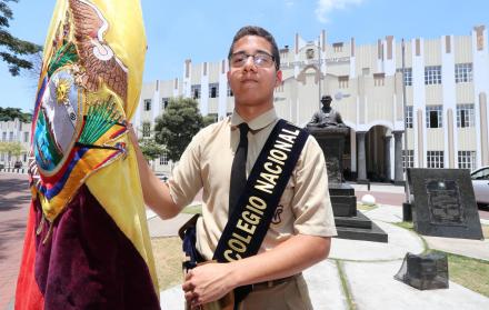 Orgullo. Con un promedio de 9,80, el joven se convierte en el abanderado de su colegio.