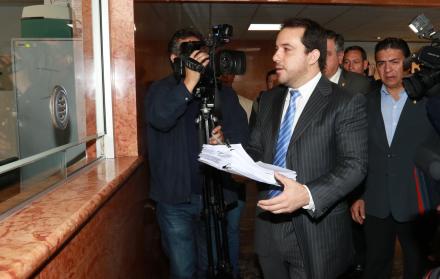 Ingeniero comercial, docente, máster en Acción Política, fue director de Logística en la Fundación Ecuador Libre, director nacional de Estructura Territorial en el movimiento CREO, del cual es su jefe de bloque en la Asamblea Nacional.