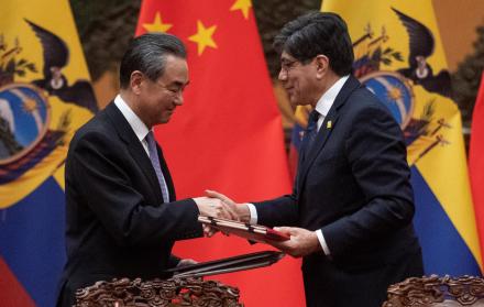 El ministro chino de Exteriores, Wang Yi (i), firma un acuerdo con su homólogo de Ecuador, José Valencia (d), en el Gran Palacio del Pueblo en Pekín (China).