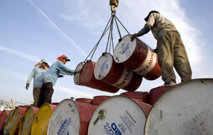 Efecto. El precio del barril de WTI llegó a descender hasta casi los 20 dólares a inicios de 2016 y con la medida de la OPEP subió sobre los 60 dólares.