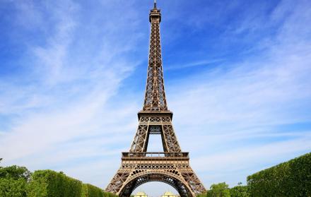 Un trozo de escalera de la torre Eiffel será subastado
