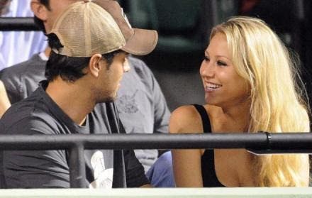 Enrique Iglesias y Anna Kournikova comparten con el mundo las primeras fotos de sus gemelos.