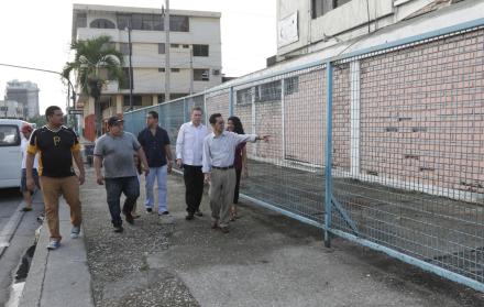 Hecho. Los miembros del Comité, en la foto, sugieren sacar las rejas y convertir en mural las paredes de la obra.