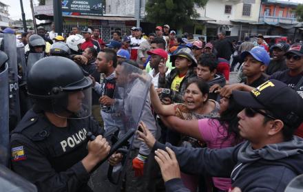 Confrontación. Un grupo de conductores de tricimotos reclamó a los policías que impidieron el bloqueo de la avenida Abdón Calderón.