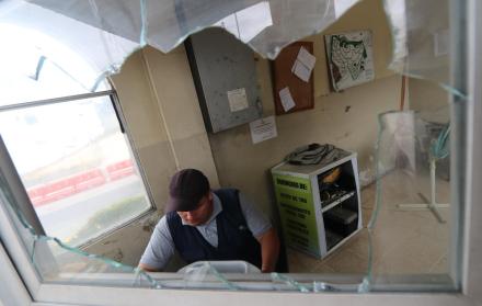 Referencial. Tras la agresión así quedó la garita donde laboran los guardias de seguridad
