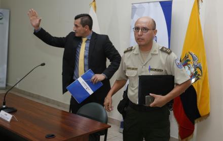 Carlos Vallejo, director del Instituto Ecuatoriano de Seguridad Social (IESS), junto a el teniente coronel Patricio Pazmiño en una reunión con los medios de comunicación.