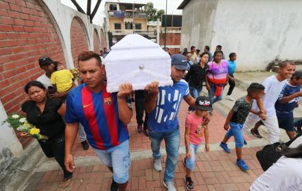Sepelio. Los restos de Britany, la niña que murió por golpes de sus compañeros de colegio, fueron sepultados ayer en el cementerio de Pascuales.