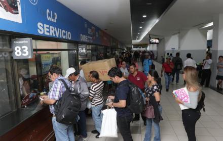 A las 16:00 de ayer había pocos pasajeros comprando boletos, quizá porque aún la mayoría estaba en sus trabajos o tras comprar los útiles no hay dinero para viajar.