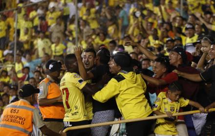 Postal. Los jugadores de Barcelona y ese abrazo interminable con el pueblo, aquel que disfruta con sus triunfos y sufre con sus caídas. El Ídolo es un fenómeno social que muchos han planteado y nadie ha podido explicar.