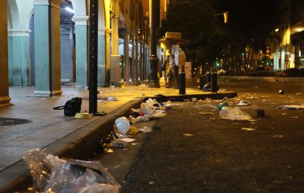 Desorden. La avenida Colón es una de las calles de la bahía con más desechos evidenciado en la acera. En las noches los recicladores la pasean.