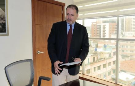 Ministro del Ambiente. Es biólogo por la Pontificia Universidad Católica y tiene estudios en Ecoauditorías y Planificación Empresarial del Medio Ambiente. Fue coordinador de la Unidad de Coordinación Amazónica en WWF. También trabajó para The Nature Conse