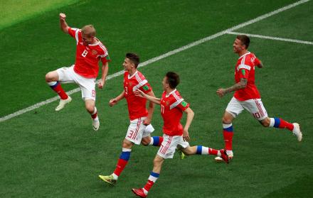El centrocampista ruso Yuri Gazinski (i) celebra tras anotar el 1-0 durante el partido Rusia-Arabia Saudí.