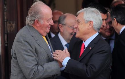 Delegaciones. El rey emérito Juan Carlos de España (i) con Piñera tras una reunión, ayer en Santiago.