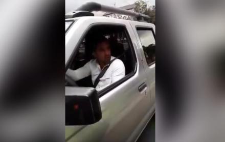 El momento en que el conductor se niega a colaborar con las autoridades de tránsito quedó registrado en video. (Captura)