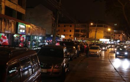 Avenida. A la medianoche de un viernes en la calle Rodolfo Baquerizo de la Alborada no hay parqueos libres.